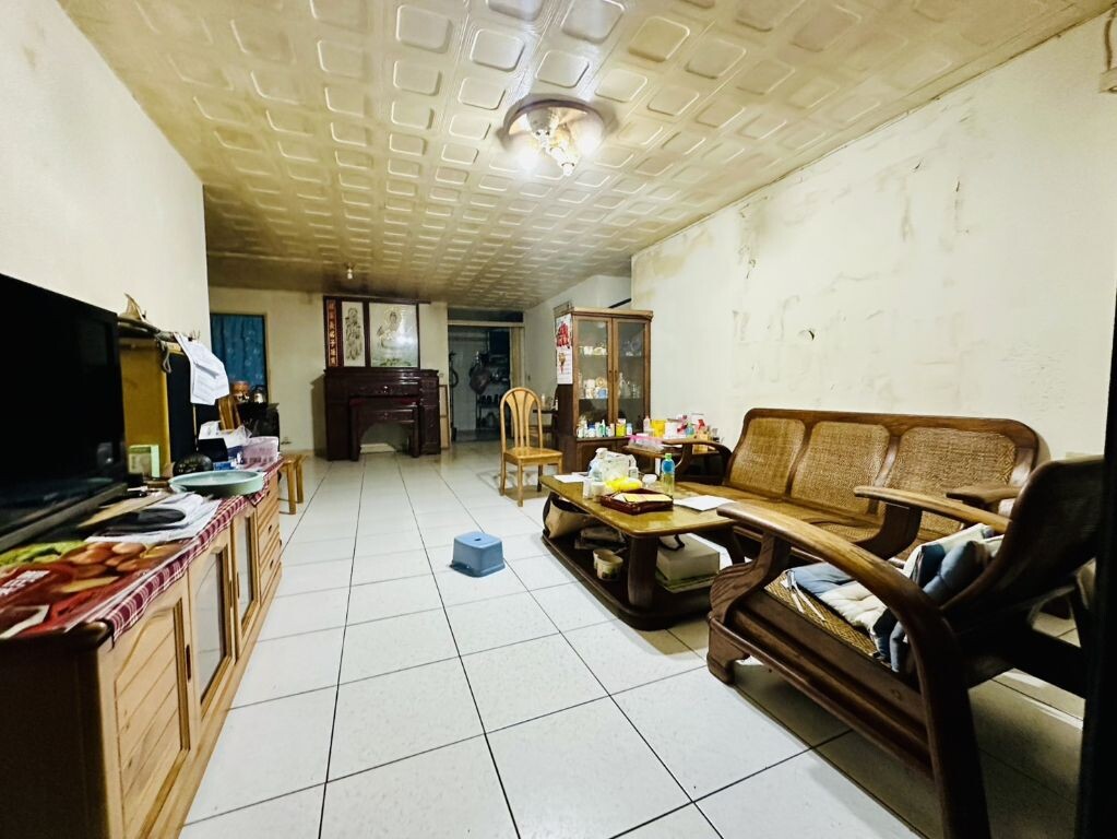 秀朗橋捷運方便停車一樓